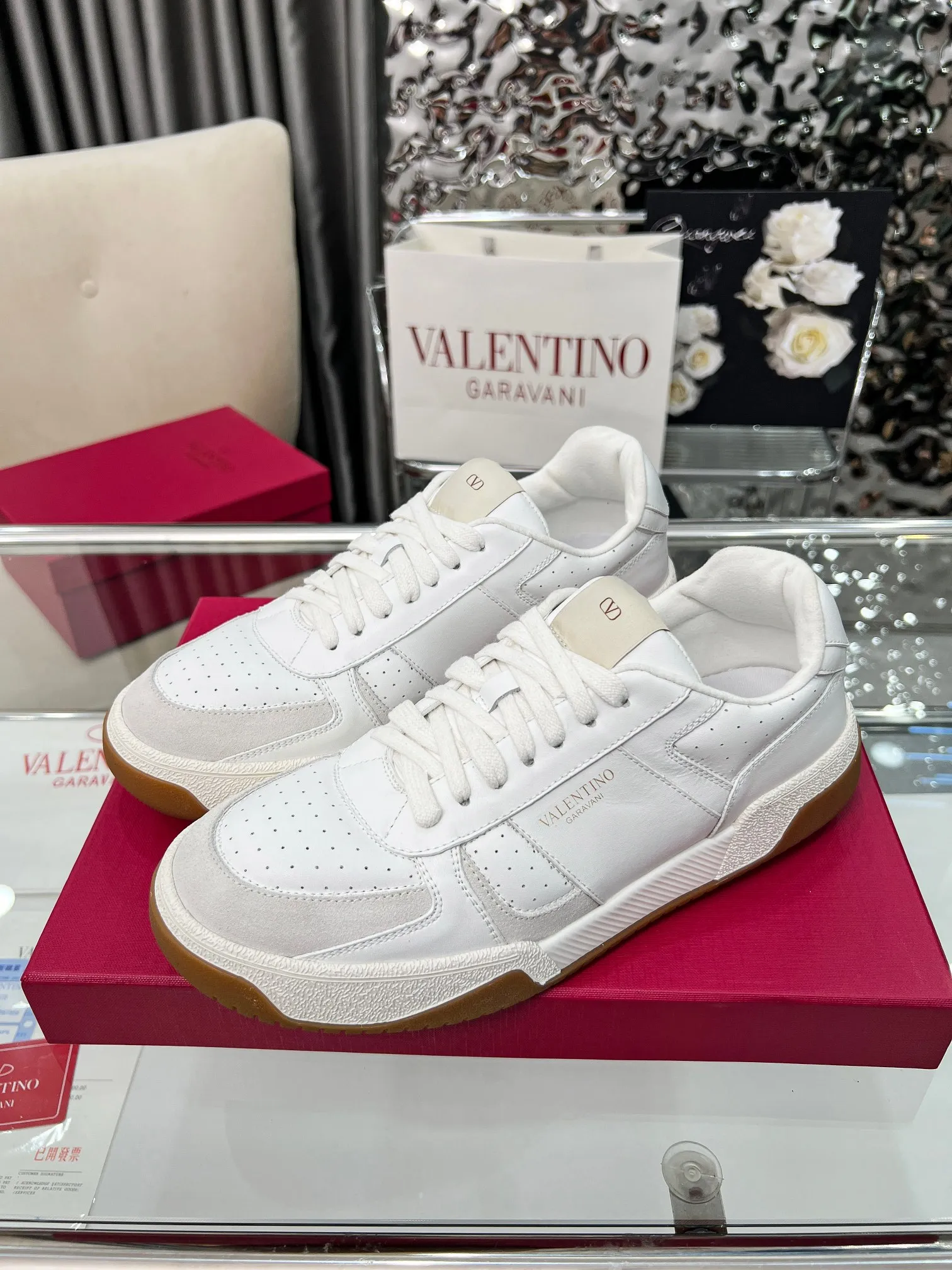 【Valentino】P: 660💰 Couple style, size: women 35-40▪️men 39-44 (customized at 45.46) Valentino 𝑶𝒏𝒆𝑺𝒕𝒖𝒅 Couple sports shoes series Valentino 2025 new couple sports shoes are on sale. The original ZP purchase and disassembly. Repeated pattern making and modification. 1:1 restoration! Top luxury masterpiece, lace-up design, soft and comfortable imported calfskin brings excellent elegant texture and excellent on-foot comfort. Top purchasing version upper: imported calfskin surface/original oil edge craftsmanship. Lining: water-dyed sheepskin lining. Outsole: original development 𝐓𝐏𝐔 two-color combination outsole. Packaging: full package with original configuration.